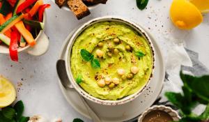 Hummus de pèsols i menta per sucar amb bastonets de pa i verdures
